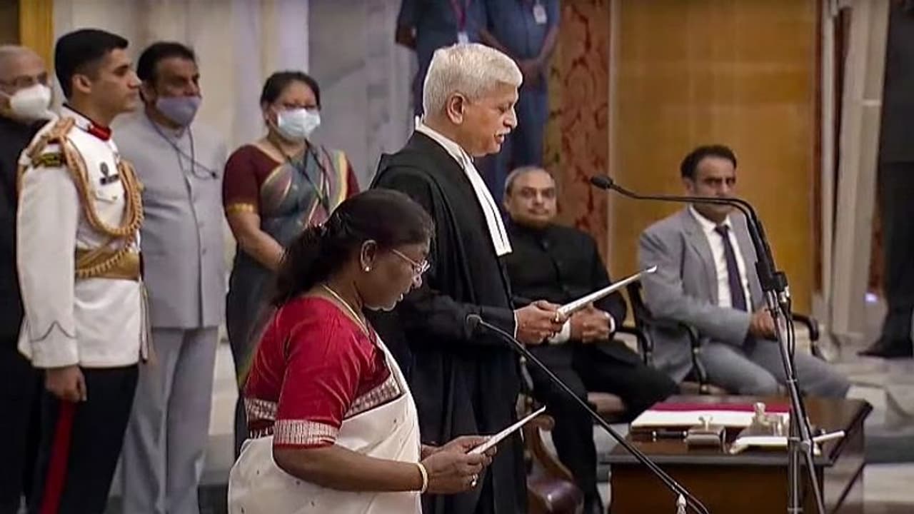 शपथ ग्रहण के बाद पैर छूकर जस्टिस यूयू ललित ने लिया 90 साल के पिता का आशीर्वाद, 74 दिन का होगा कार्यकाल शपथ ग्रहण के बाद पैर छूकर जस्टिस यूयू ललित ने लिया 90 साल के पिता का आशीर्वाद, 74 दिन का होगा कार्यकाल