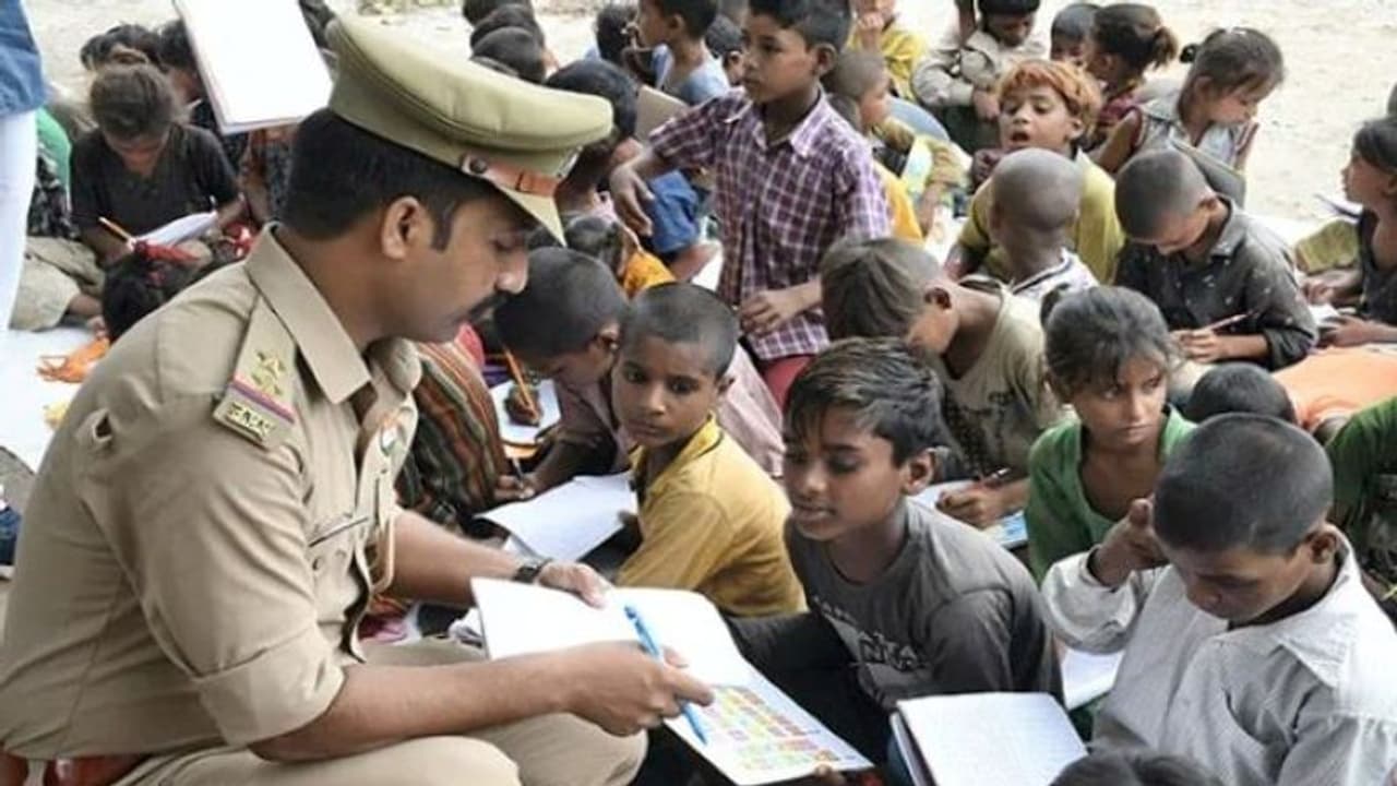 ये हैं वर्दी वाले गुरुजी, ऑफ ड्यूटी में इनका यह अवतार लोगों को करता है हैरान, जानिए कौन है यह शख्स 