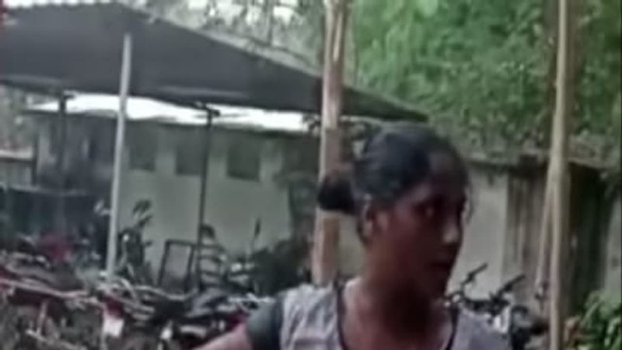 வாடகைக் காதலியை பளார் பளார் என அறைந்த போலீஸ் எஸ்.ஐ.. நிர்வாணமாக நிற்க போவதாக மிரட்டிய இளம் பெண். வாடகைக் காதலியை பளார் பளார் என அறைந்த போலீஸ் எஸ்.ஐ.. நிர்வாணமாக நிற்க போவதாக மிரட்டிய இளம் பெண்.