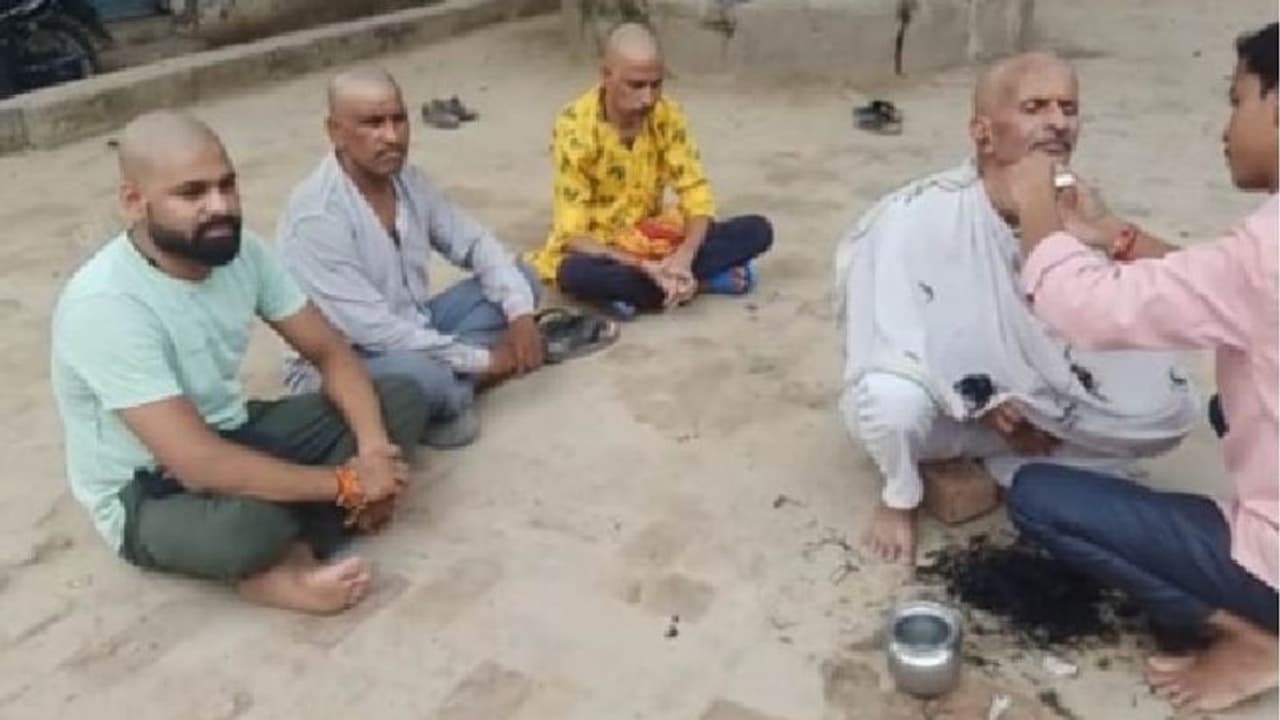 आगरा के इस गांव में बंदर के मरने पर ग्रामीण मुंडवाते हैं अपना सिर, जानिए क्या है पूरा मामला आगरा के इस गांव में बंदर के मरने पर ग्रामीण मुंडवाते हैं अपना सिर, जानिए क्या है पूरा मामला