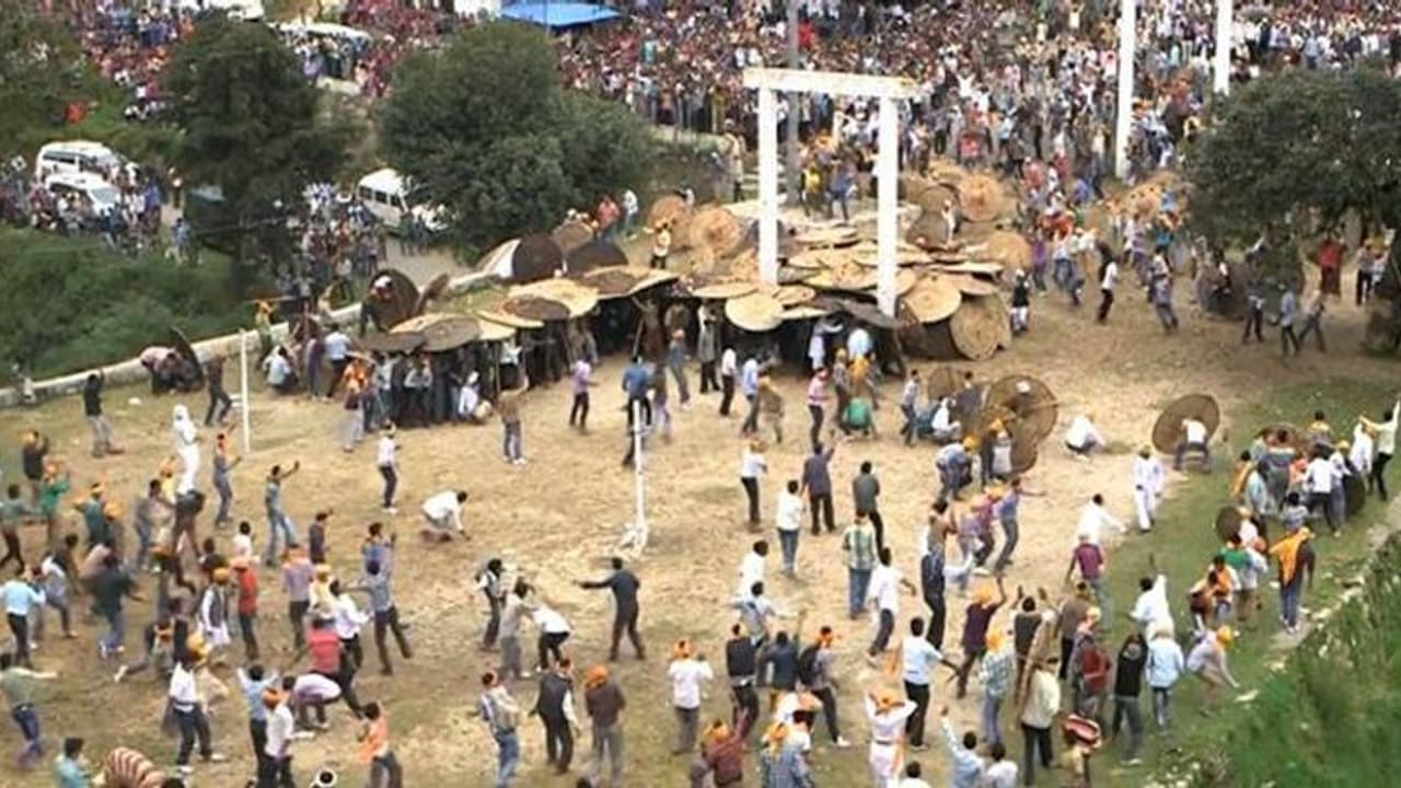 பயங்கரமான திருவிழாவா இருக்கே! ஒருவர் மீது ஒருவர் கல்எறியும் நிகழ்ச்சிக்கு மக்களும், மருத்துவர்களும் தயார் பயங்கரமான திருவிழாவா இருக்கே! ஒருவர் மீது ஒருவர் கல்எறியும் நிகழ்ச்சிக்கு மக்களும், மருத்துவர்களும் தயார்