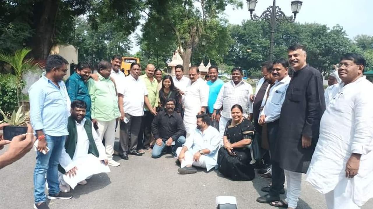 खूंटी में 4 घंटे की राजनीतिक पिकनिक के बाद लौट सभी विधायक, रात कांग्रेस प्रदेश के साथ में होगी बैठक खूंटी में 4 घंटे की राजनीतिक पिकनिक के बाद लौट सभी विधायक, रात कांग्रेस प्रदेश के साथ में होगी बैठक