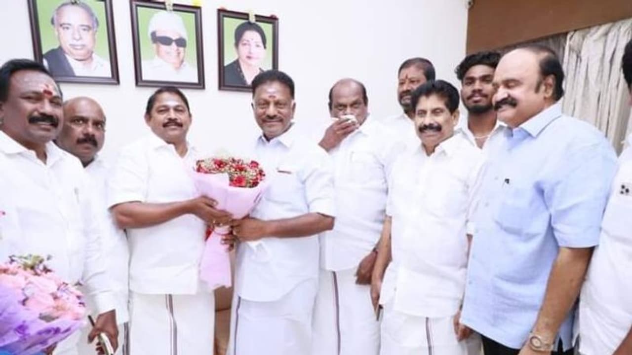 ஓபிஎஸ் அணிக்கு ஆதரவளிக்க எம்எல்ஏக்கு ரூ. 3கோடி..? கொடுத்தனுப்பிய பணம் திடீர் மாயம்..! காணாமல் போனது எப்படி..? 