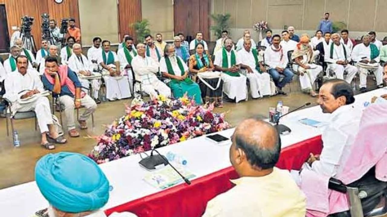 దేశంలోనే తొలిసారి విస్తృత రైతు సమావేశం.. రోజంతా రైతులతోనే సీఎం కేసీఆర్ భేటీ! దేశంలోనే తొలిసారి విస్తృత రైతు సమావేశం.. రోజంతా రైతులతోనే సీఎం కేసీఆర్ భేటీ!