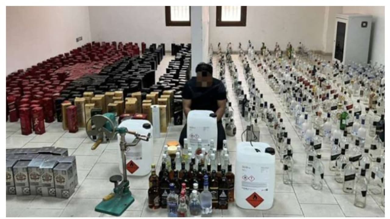 വിദേശ മദ്യ കുപ്പികളില് ലോക്കല് മദ്യം നിറച്ച് വില്പ്പന; പ്രവാസി പിടിയില് വിദേശ മദ്യ കുപ്പികളില് ലോക്കല് മദ്യം നിറച്ച് വില്പ്പന; പ്രവാസി പിടിയില്