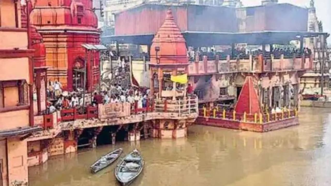 ಕಾಶಿಯಲ್ಲಿ ಉಕ್ಕೇರಿದ ಗಂಗೆ: ರಸ್ತೆಯಲ್ಲೇ ಶವ ದಹನ! ಕಾಶಿಯಲ್ಲಿ ಉಕ್ಕೇರಿದ ಗಂಗೆ: ರಸ್ತೆಯಲ್ಲೇ ಶವ ದಹನ!