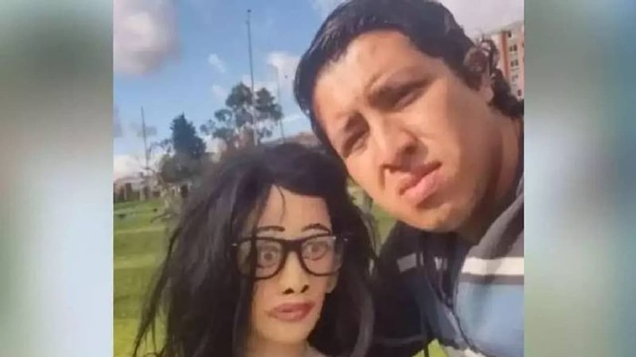 ഒരു വർഷമായി പാവയുമായി പ്രണയത്തിൽ, ഉടനടി വിവാഹമെന്ന് യുവാവ് ഒരു വർഷമായി പാവയുമായി പ്രണയത്തിൽ, ഉടനടി വിവാഹമെന്ന് യുവാവ്