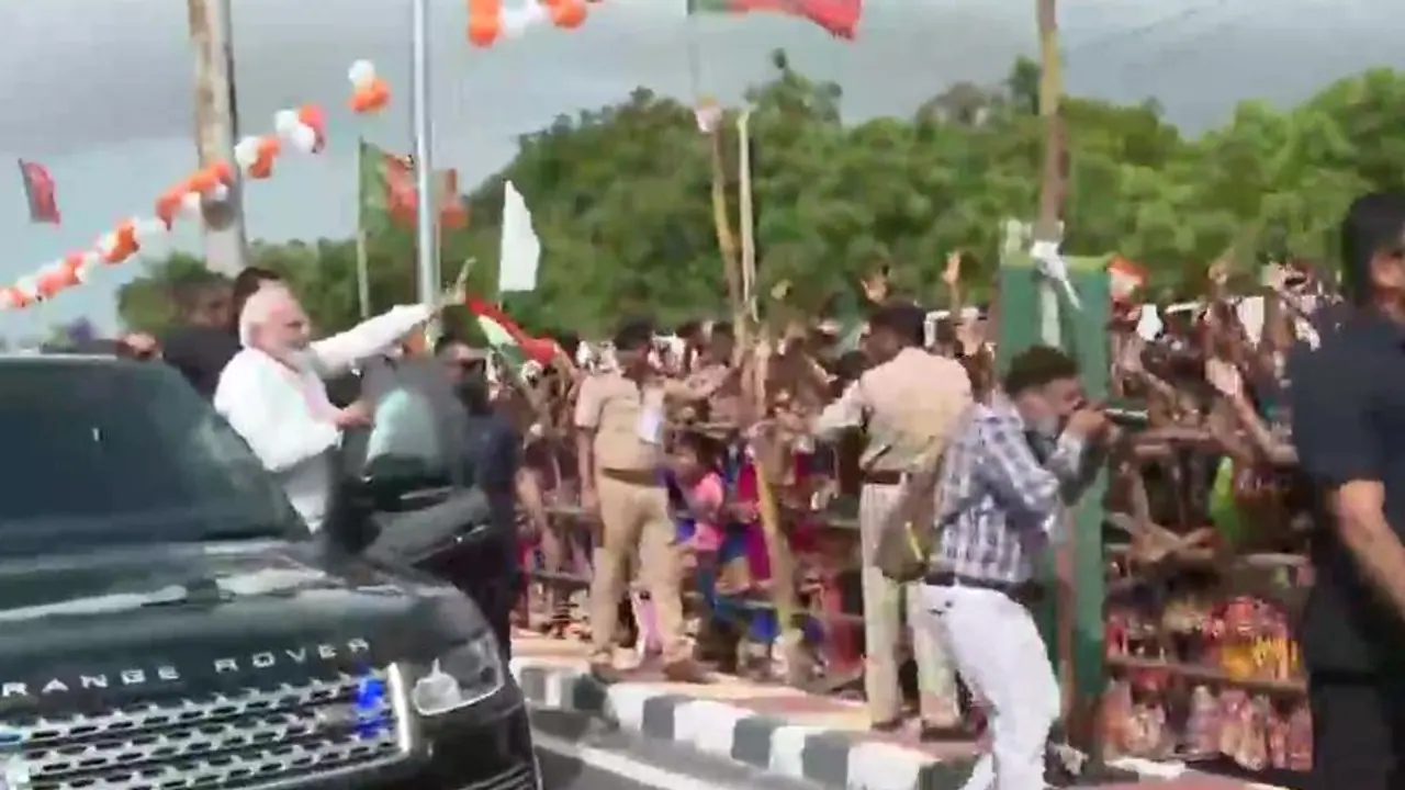 पीएम मोदी ने भुज में किया भव्य रोड शो, लोगों ने लगाए  जिंदाबाद के नारे, देखें वीडियो
