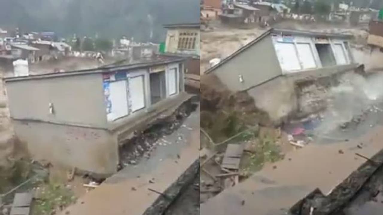 ഞെട്ടിക്കുന്ന ദൃശ്യം, വെള്ളപ്പൊക്കത്തിൽ മറിഞ്ഞുവീണ് ഒഴുകിപ്പോകുന്ന ഇരുനില വീട് ഞെട്ടിക്കുന്ന ദൃശ്യം, വെള്ളപ്പൊക്കത്തിൽ മറിഞ്ഞുവീണ് ഒഴുകിപ്പോകുന്ന ഇരുനില വീട്