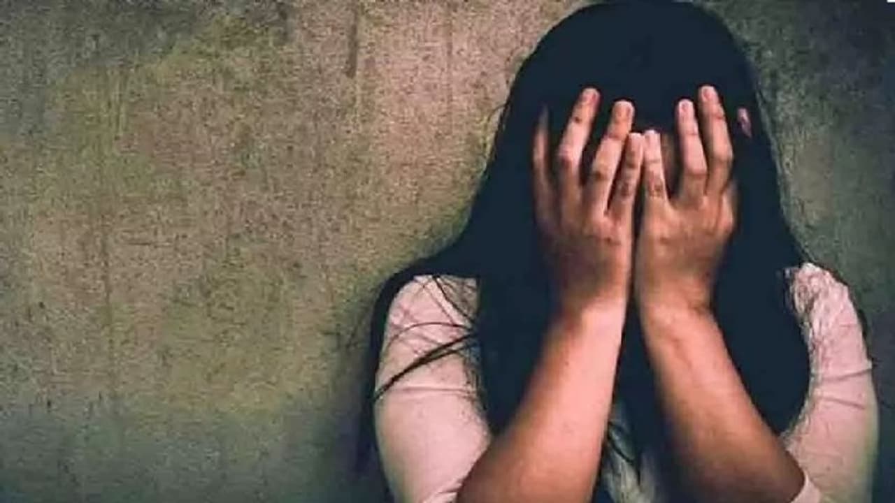 குடிபோதை.. நடுரோட்டில் பெண்ணின் ஆடைகளை கிழித்து நிர்வாணமாக்கிய நபர் கண்டுகொள்ளாமல் நின்ற அந்த நபரின் தாய்! குடிபோதை.. நடுரோட்டில் பெண்ணின் ஆடைகளை கிழித்து நிர்வாணமாக்கிய நபர் கண்டுகொள்ளாமல் நின்ற அந்த நபரின் தாய்!