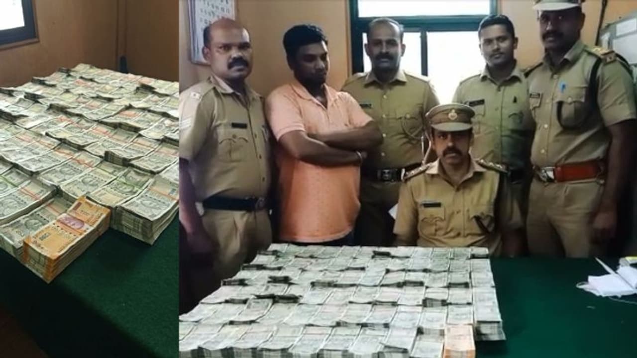 ആഡംബര ബസിൽ കള്ളപ്പണ കടത്ത്; 75 ലക്ഷം രൂപയുമായി തമിഴ്നാട് സ്വദേശി അമരവിളയിൽ പിടിയിൽ ആഡംബര ബസിൽ കള്ളപ്പണ കടത്ത്; 75 ലക്ഷം രൂപയുമായി തമിഴ്നാട് സ്വദേശി അമരവിളയിൽ പിടിയിൽ