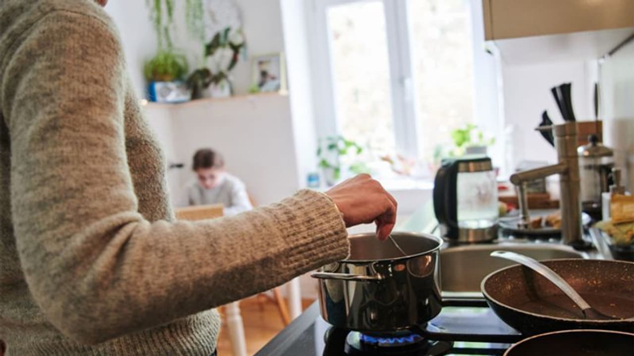 किचन टिप्स: चावल को कीड़ों से है बचाना या जली हुई ब्रेड को करना है सही, तो अपनाएं ये नुस्खे किचन टिप्स: चावल को कीड़ों से है बचाना या जली हुई ब्रेड को करना है सही, तो अपनाएं ये नुस्खे