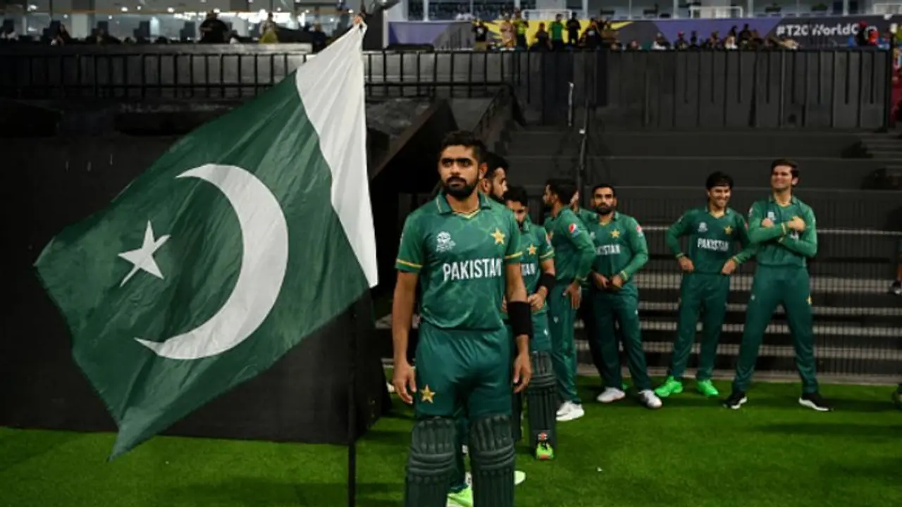 ആദ്യം കോലിയുടെ നിലവാരത്തില്‍ എത്തു, എന്നിട്ട് ക്യാപ്റ്റാനായാല്‍ മതിയെന്ന് ബാബറിനോട് പറഞ്ഞിരുന്നുവെന്ന് അക്മല്‍