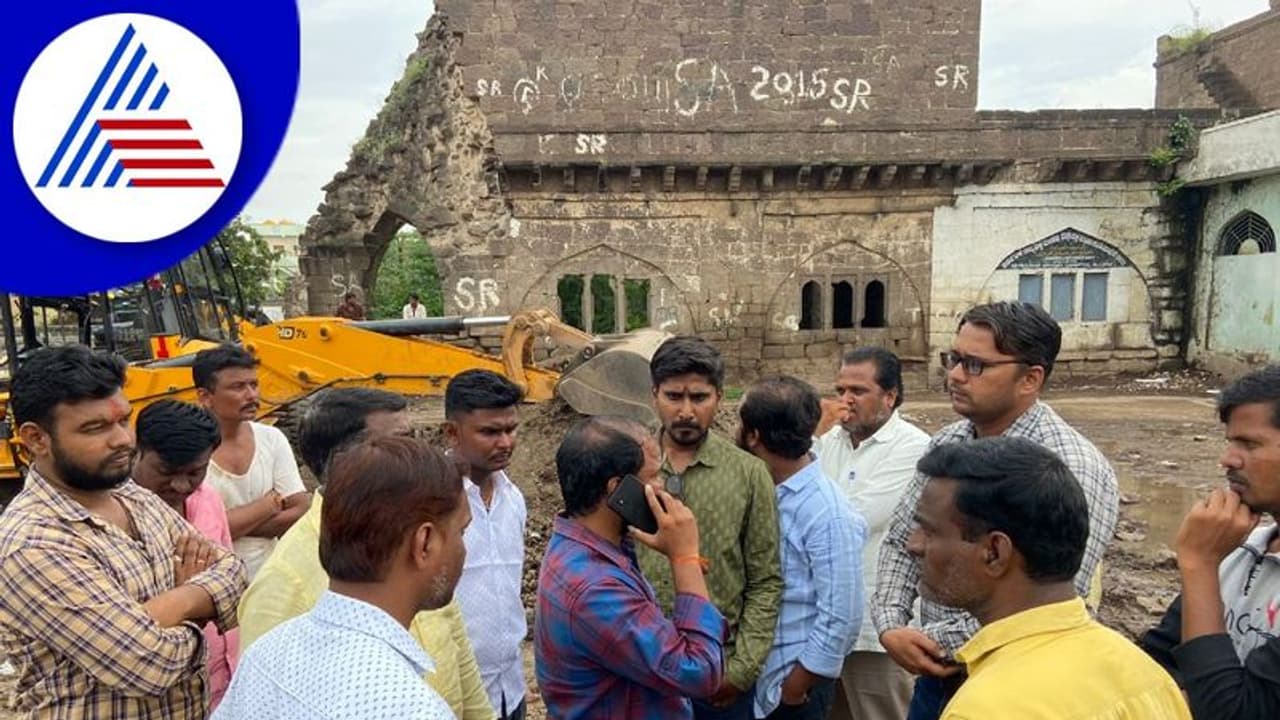 Vijayapura: ಗುಮ್ಮಟನಗರಿಯಲ್ಲಿ ತಾರಕಕ್ಕೇರಿದ ಗಣೇಶ ವಿಸರ್ಜನೆ ವಿವಾದ! Vijayapura: ಗುಮ್ಮಟನಗರಿಯಲ್ಲಿ ತಾರಕಕ್ಕೇರಿದ ಗಣೇಶ ವಿಸರ್ಜನೆ ವಿವಾದ!