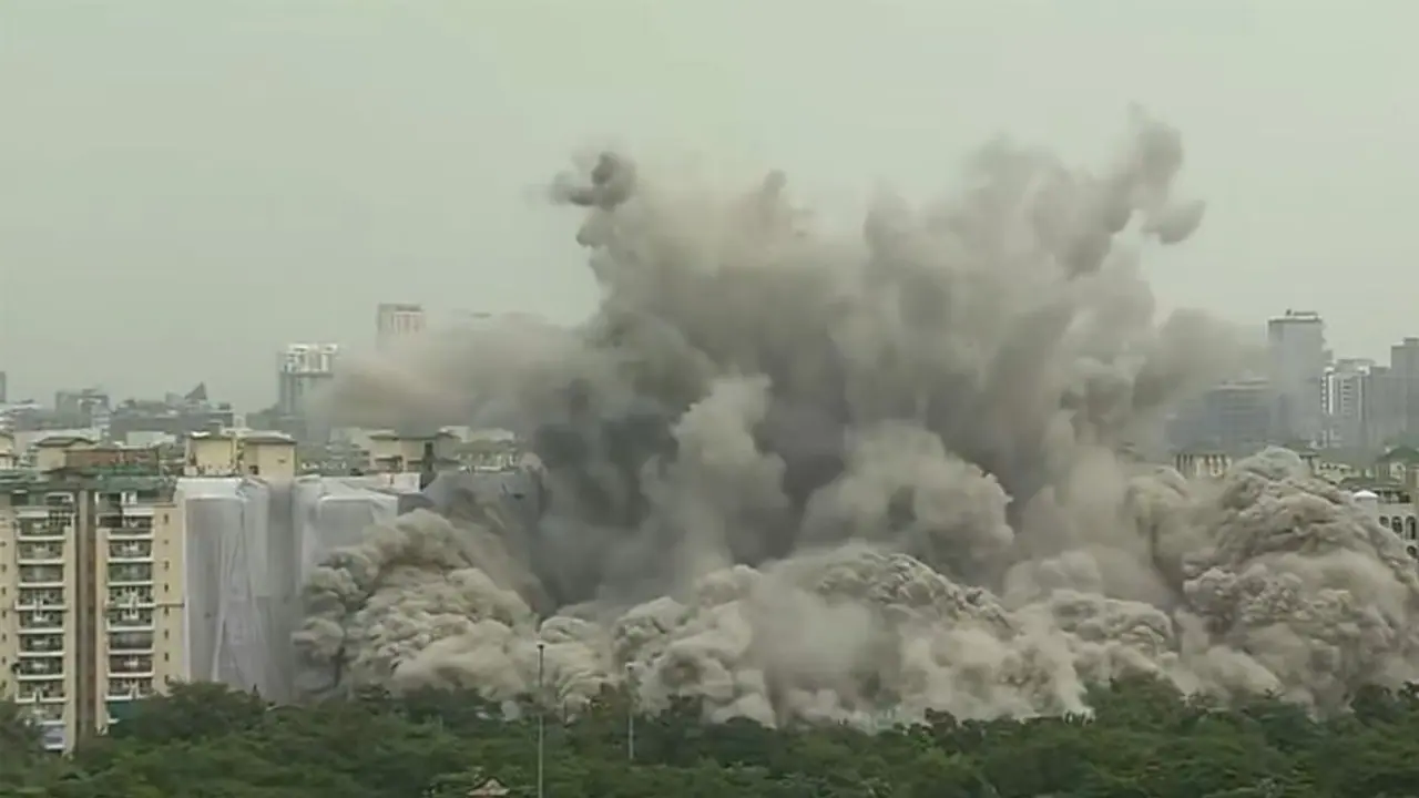 మాదాపూర్లో రెండు భారీ భవనాల కూల్చివేత .. రెప్పపాటులో కుప్పకూలిన భవంతులు మాదాపూర్లో రెండు భారీ భవనాల కూల్చివేత .. రెప్పపాటులో కుప్పకూలిన భవంతులు