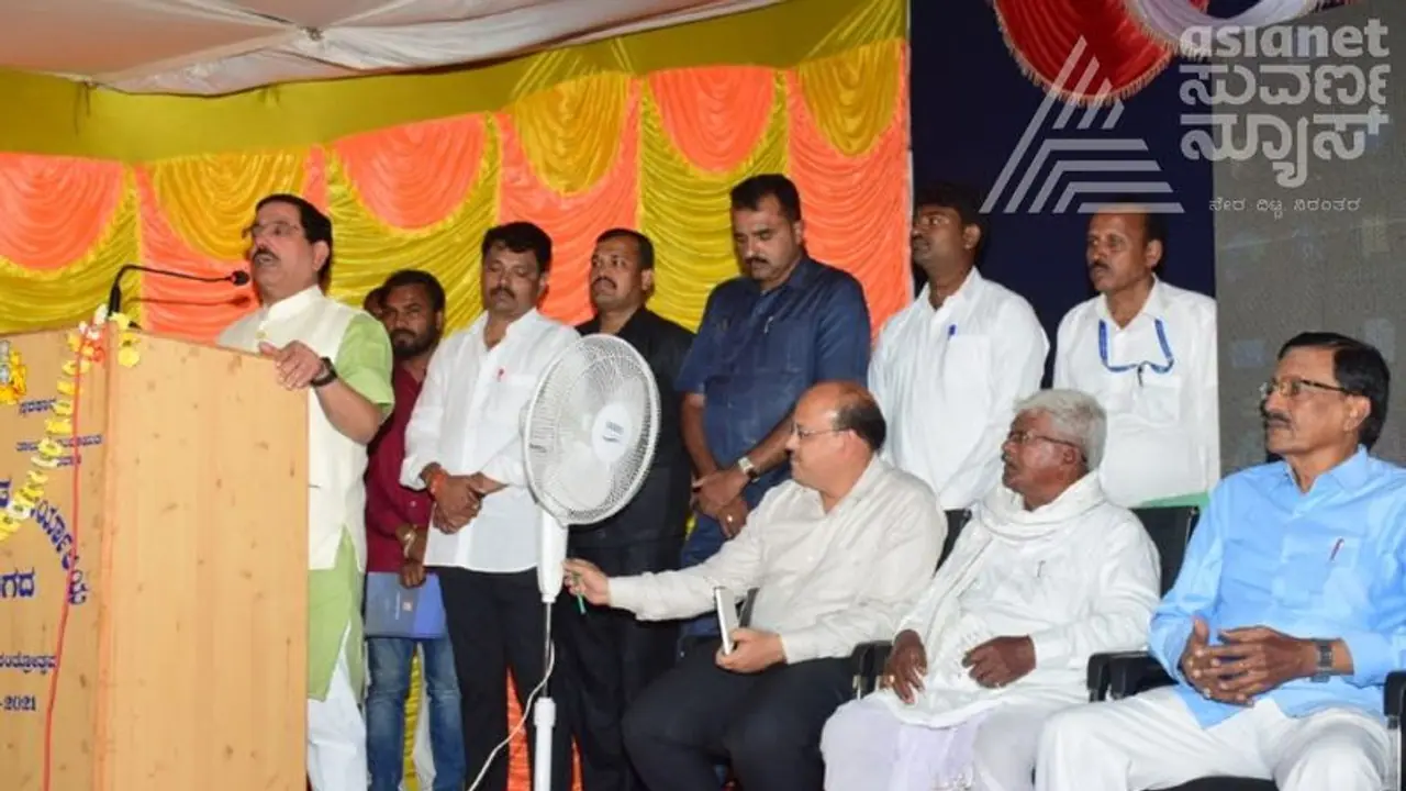 ಪ್ರಧಾನಿ ಮೋದಿ ಮನ್ ಕಿ ಬಾತ್: ಮುಗದ ಗ್ರಾಮಸ್ಥರಿಂದ ಅಹವಾಲು ಸ್ವೀಕರಿಸಿದ ಜೋಶಿ ಪ್ರಧಾನಿ ಮೋದಿ ಮನ್ ಕಿ ಬಾತ್: ಮುಗದ ಗ್ರಾಮಸ್ಥರಿಂದ ಅಹವಾಲು ಸ್ವೀಕರಿಸಿದ ಜೋಶಿ