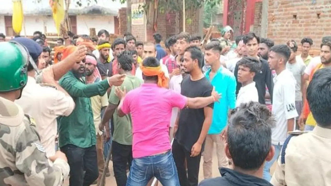 12वीं क्लास की छात्रा ने दोस्ती नहीं तो आरोपी ने जिंदा जलाया, सड़क पर उतरे लोगों की मांग  हत्यारे को फांसी दो
