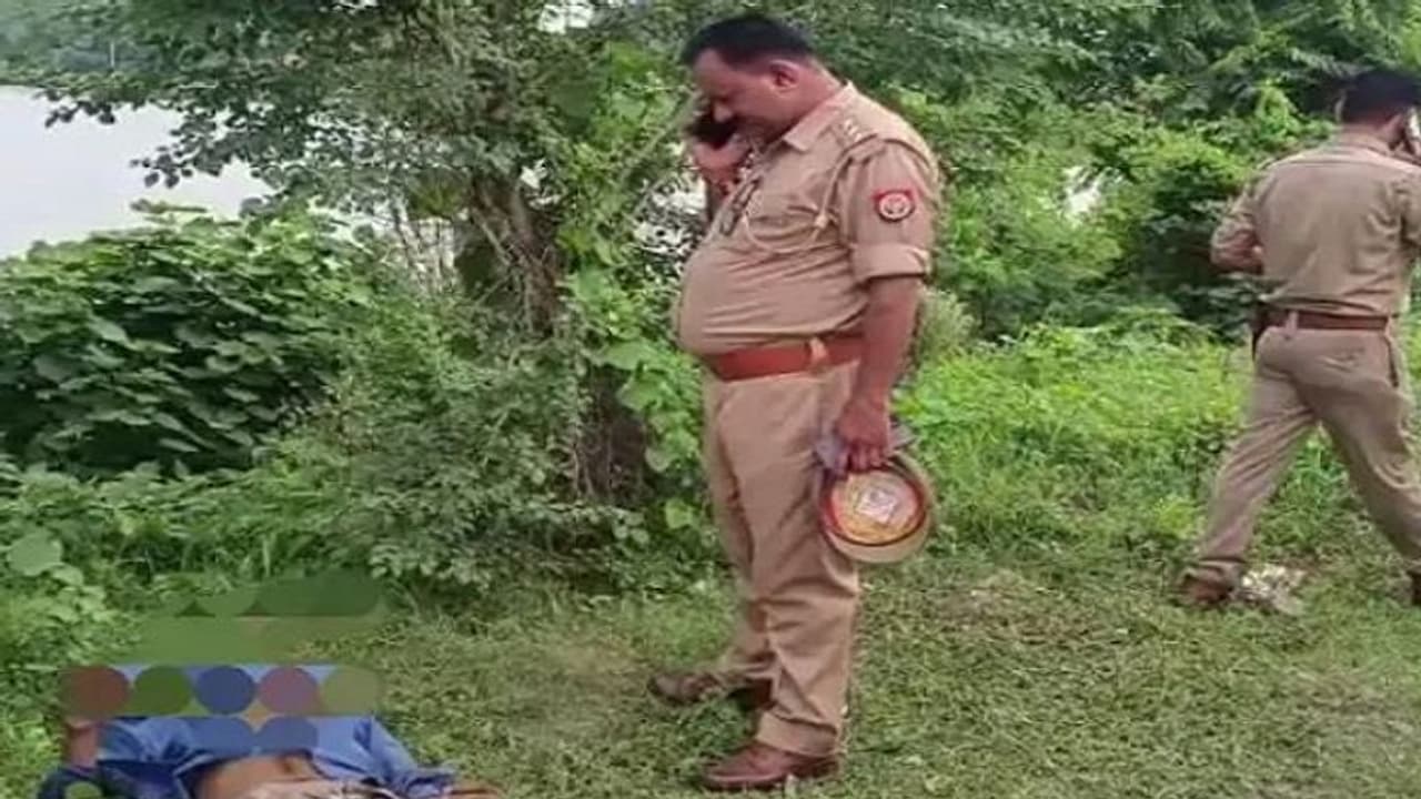 कानपुर देहात में सड़क किनारे शव मिलने से मचा हड़कंप, राहगीरों समेत पुलिस को है इस बात की आशंका कानपुर देहात में सड़क किनारे शव मिलने से मचा हड़कंप, राहगीरों समेत पुलिस को है इस बात की आशंका