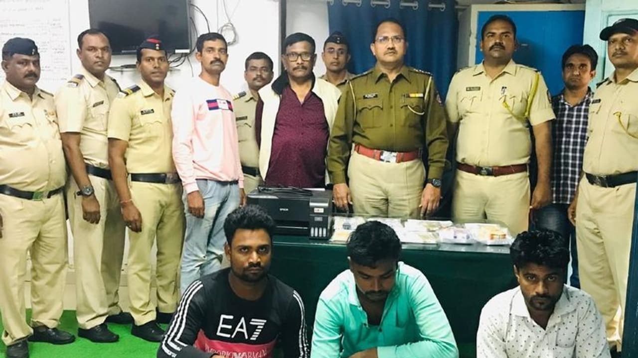 ಚಿಕ್ಕೋಡಿ: ಖೋಟಾ ನೋಟು ಜಾಲ ಪತ್ತೆ: ಮುಗ್ದ ಜನರಿಗೆ ವಂಚಿಸುತ್ತಿದ್ದ ಗ್ಯಾಂಗ್ ಅರೆಸ್ಟ್ ಚಿಕ್ಕೋಡಿ: ಖೋಟಾ ನೋಟು ಜಾಲ ಪತ್ತೆ: ಮುಗ್ದ ಜನರಿಗೆ ವಂಚಿಸುತ್ತಿದ್ದ ಗ್ಯಾಂಗ್ ಅರೆಸ್ಟ್