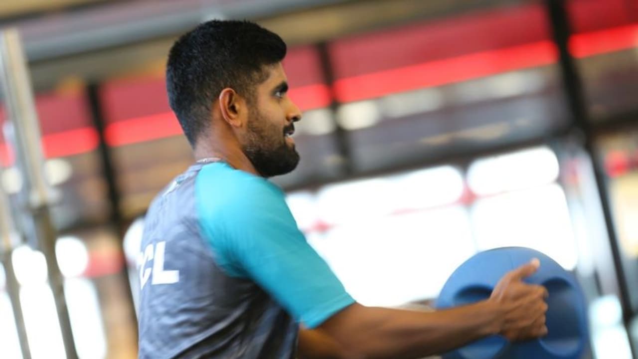 തലതാഴ്‌ത്തി താരങ്ങളിരുന്നു, നീണ്ട പ്രസംഗവുമായി ബാബര്‍ അസം; പാക് ഡ്രസിംഗ് റൂമില്‍ സംഭവിച്ചത് വീഡിയോ