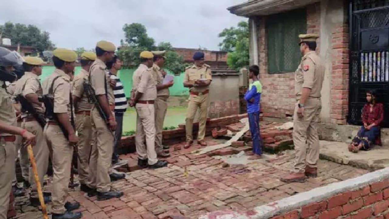 देवरिया में बारिश के पानी को लेकर हुआ डबल मर्डर, चाचा भतीजे ने एक दूसरे की कर डाली ऐसी हालत देवरिया में बारिश के पानी को लेकर हुआ डबल मर्डर, चाचा भतीजे ने एक दूसरे की कर डाली ऐसी हालत