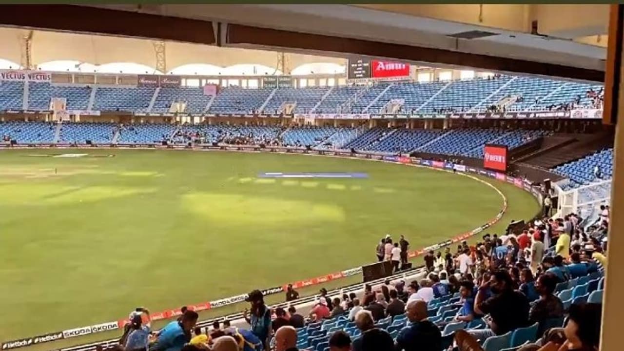 ഇന്ത്യാ പാക് അങ്കം, മണിക്കൂറുകള്ക്ക് മുമ്പെ ആരാധകര് ഇരമ്പി സ്റ്റേഡിയം, വീഡിയോ പങ്കുവെച്ച് ഇര്ഫാന് പത്താന് ഇന്ത്യാ പാക് അങ്കം, മണിക്കൂറുകള്ക്ക് മുമ്പെ ആരാധകര് ഇരമ്പി സ്റ്റേഡിയം, വീഡിയോ പങ്കുവെച്ച് ഇര്ഫാന് പത്താന്