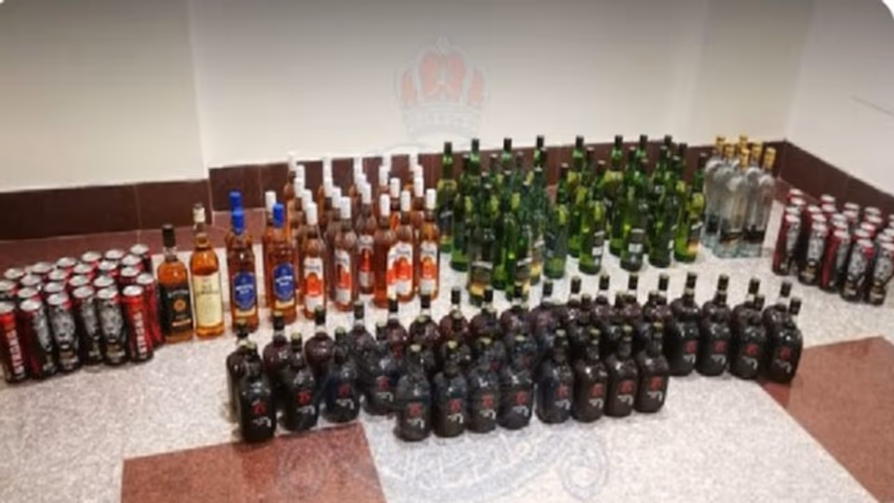 വന് മദ്യശേഖരവുമായി പ്രവാസി പൊലീസിന്റെ പിടിയിലായി വന് മദ്യശേഖരവുമായി പ്രവാസി പൊലീസിന്റെ പിടിയിലായി