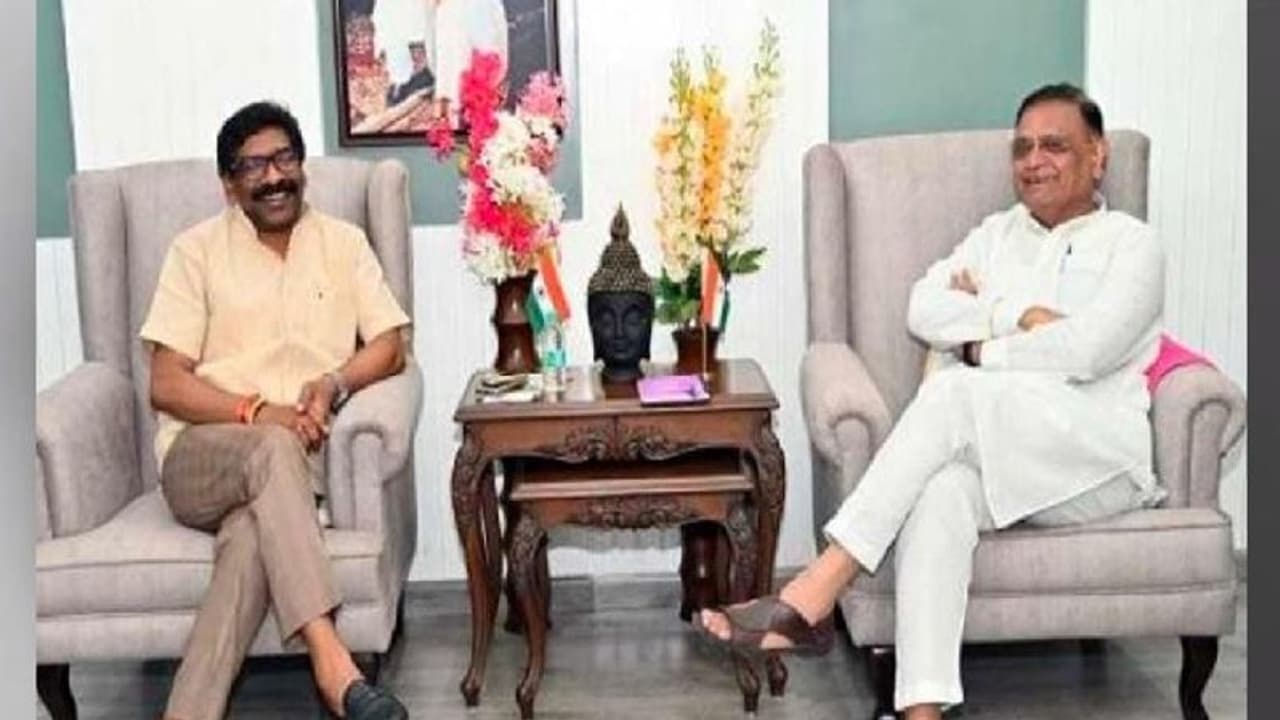 झारखंड CM और कांग्रेस प्रभारी के बीच बंद कमरे में आखिर ऐसी क्या हुई बातचीत, बाहर आते मुस्कुराते दिखे दोनों झारखंड CM और कांग्रेस प्रभारी के बीच बंद कमरे में आखिर ऐसी क्या हुई बातचीत, बाहर आते मुस्कुराते दिखे दोनों