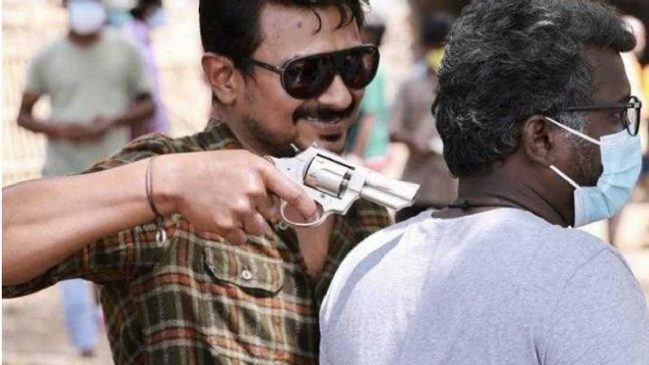 മാരി സെല്‍വരാജിനു നേരെ തോക്ക് ചൂണ്ടുന്ന നായകൻ, 'മാമന്നൻ' സെറ്റിലെ ഫോട്ടോ പങ്കുവെച്ച് ഉദയനിധി