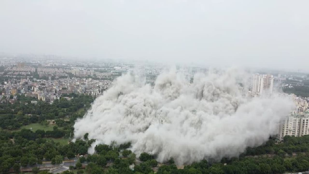 நொய்டா இரட்டை கோபுரம் : தகர்ப்பில் சேதமடைந்த சுவர்; 30 ஆயிரம் டன் கழிவுகள் அடுத்து என்ன ? நொய்டா இரட்டை கோபுரம் : தகர்ப்பில் சேதமடைந்த சுவர்; 30 ஆயிரம் டன் கழிவுகள் அடுத்து என்ன ?