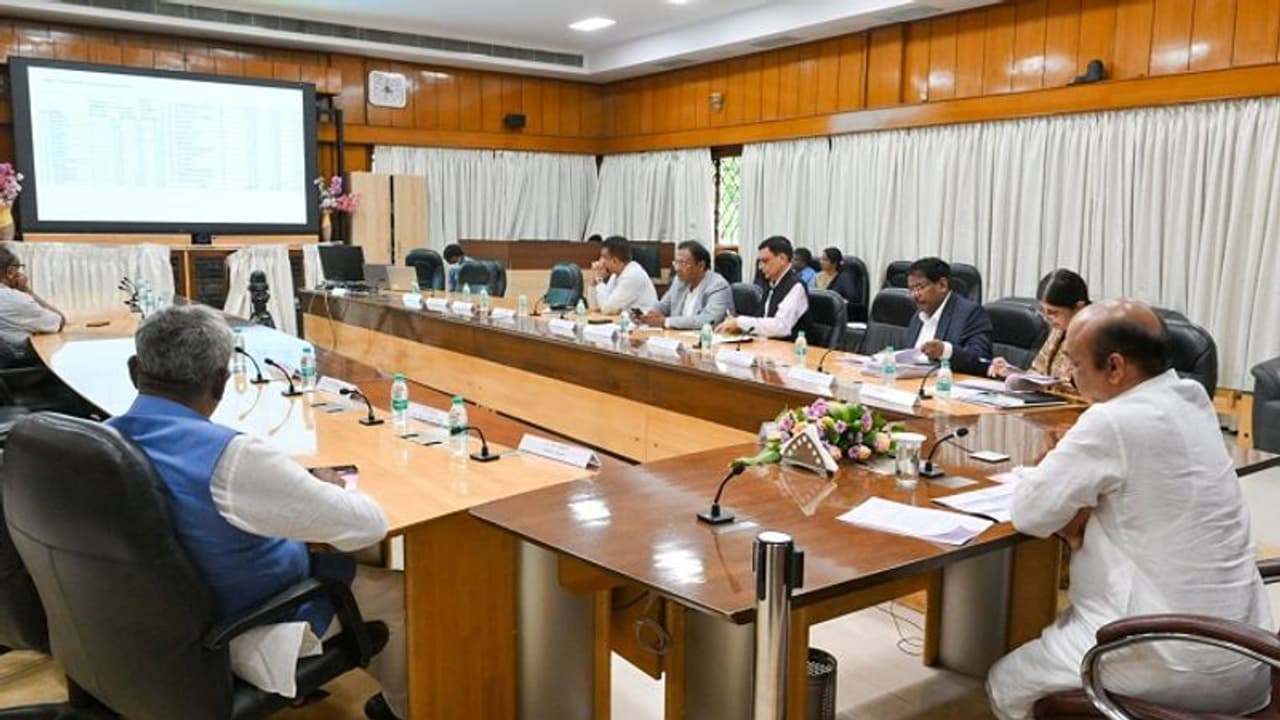 ಮಳೆಯಿಂದ ಹಾನಿಯಾದ ಮನೆ, ಬೆಳೆಗೆ ಕೂಡಲೇ ಪರಿಹಾರ ವಿತರಿಸಿ: DCಗೆ ಸಿಎಂ ಖಡಕ್ ಸೂಚನೆ ಮಳೆಯಿಂದ ಹಾನಿಯಾದ ಮನೆ, ಬೆಳೆಗೆ ಕೂಡಲೇ ಪರಿಹಾರ ವಿತರಿಸಿ: DCಗೆ ಸಿಎಂ ಖಡಕ್ ಸೂಚನೆ