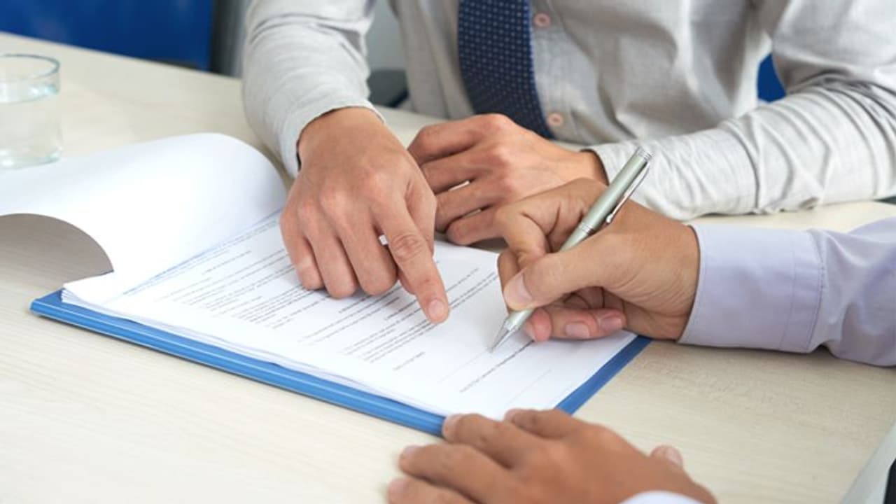 Loan Guarantor: लोन गारंटर बनने से पहले जान लें ये नियम, वरना पड़ सकते हैं लेने के देने Loan Guarantor: लोन गारंटर बनने से पहले जान लें ये नियम, वरना पड़ सकते हैं लेने के देने