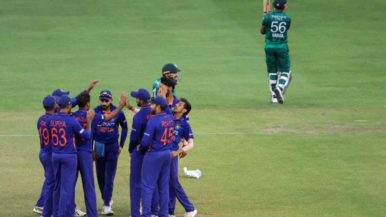 Asia Cup: నిలకడగా పాక్ బ్యాటింగ్.. బాబర్ పని పట్టిన భువనేశ్వర్