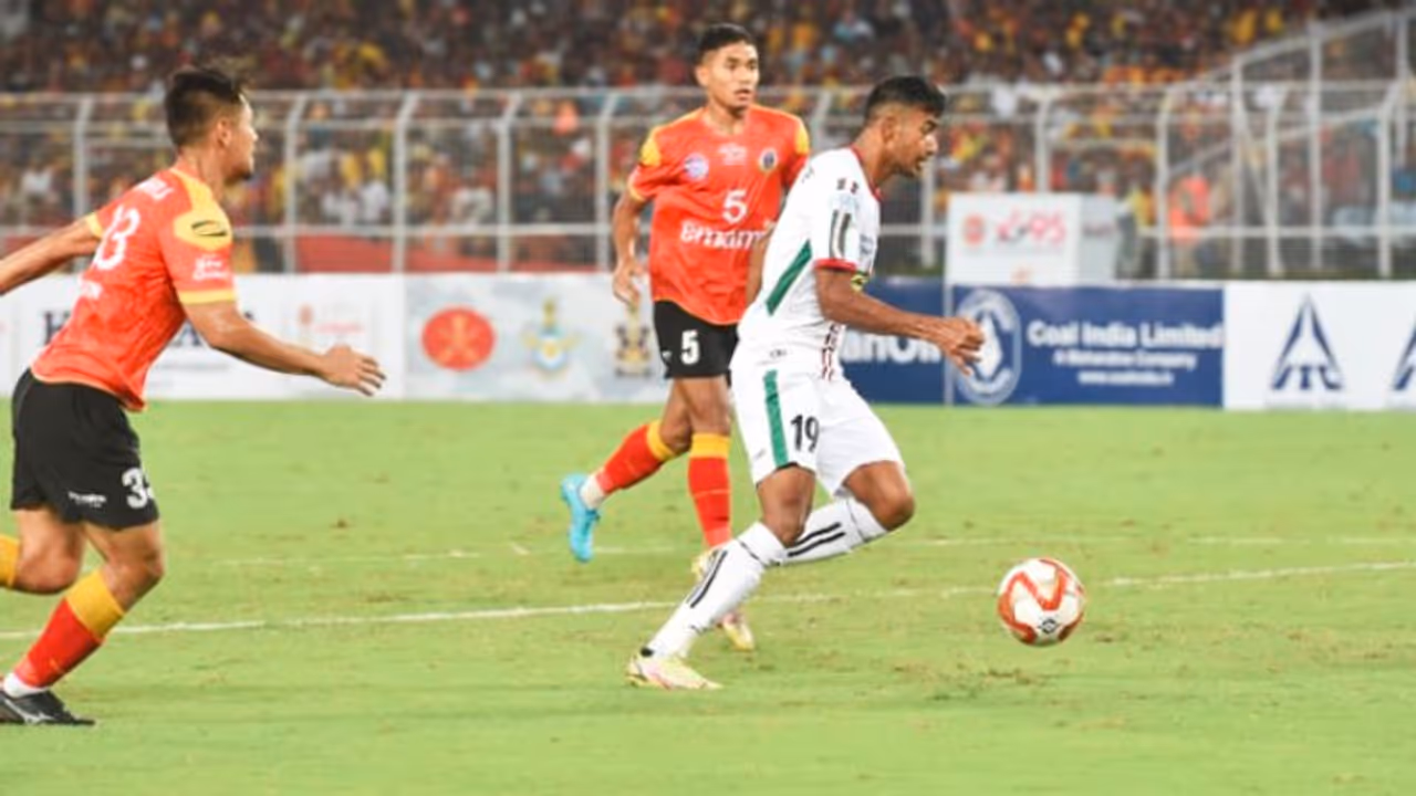 মরসুমের প্রথম ডার্বির রং সবুজ মেরুণ, লাল হলুদের ভাগ্য পুড়ল আত্মঘাতী গোলে মরসুমের প্রথম ডার্বির রং সবুজ মেরুণ, লাল হলুদের ভাগ্য পুড়ল আত্মঘাতী গোলে