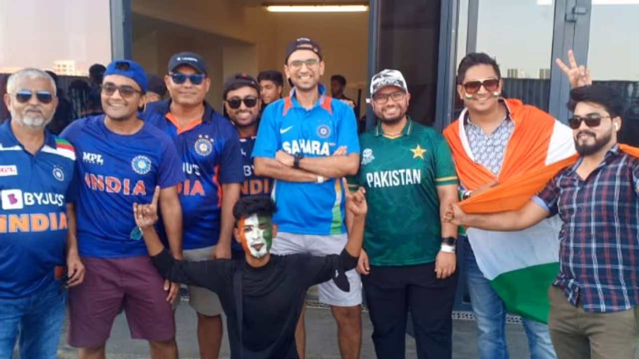 സ്നേഹമാണ് രാജ്യം; ഒന്നിച്ച് പോസ് ചെയ്‌ത് ഇന്ത്യ പാക് ആരാധകര്‍, ചര്‍ച്ചയായി ചിത്രം