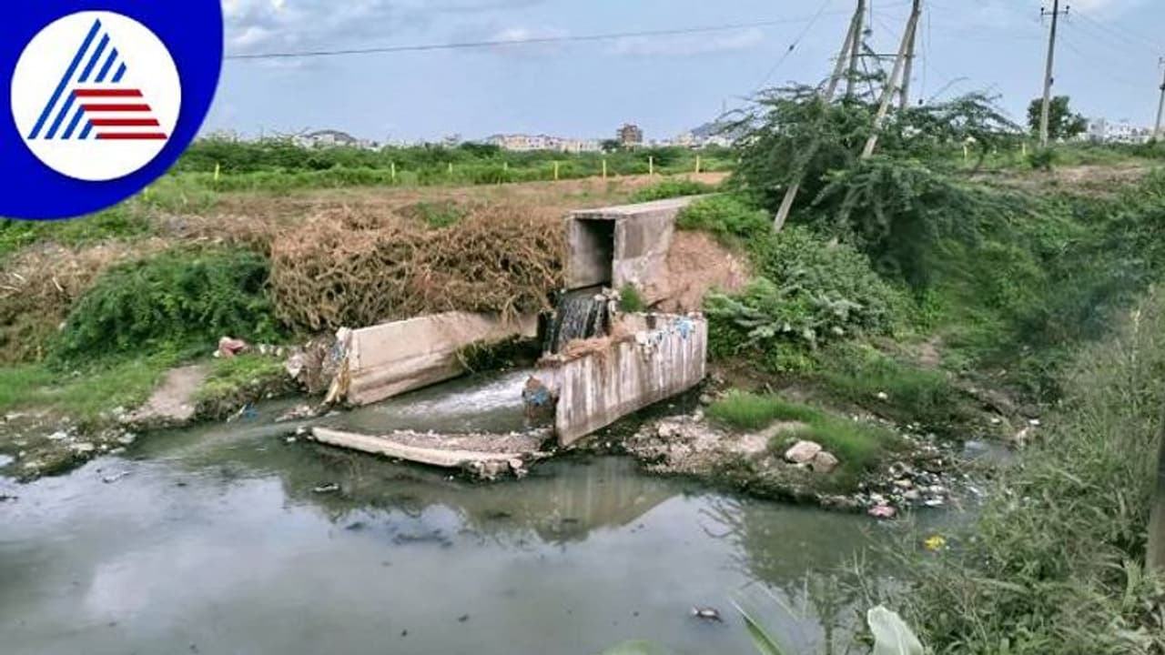 ಯಾದಗಿರಿ ಮಂದಿಗೆ ಕುಡಿಯಲು ಚರಂಡಿ ನೀರೇ ಗತಿ..! ಯಾದಗಿರಿ ಮಂದಿಗೆ ಕುಡಿಯಲು ಚರಂಡಿ ನೀರೇ ಗತಿ..!