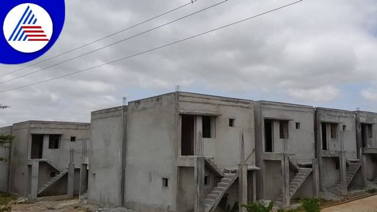 ಬಂಗಾರಪೇಟೆ: 5 ವರ್ಷದಿಂದ ಕುಂಟುತ್ತಿರುವ ಗುಂಪು ಮನೆ ನಿರ್ಮಾಣ ಬಂಗಾರಪೇಟೆ: 5 ವರ್ಷದಿಂದ ಕುಂಟುತ್ತಿರುವ ಗುಂಪು ಮನೆ ನಿರ್ಮಾಣ