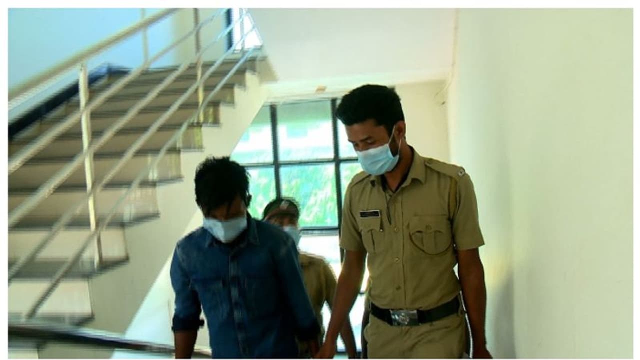 ആറ് കിലോ കഞ്ചാവുമായി അതിഥി തൊഴിലാളി, പിടിയിലായത് പെരുമ്പാവൂരിലേക്കുള്ള ബസ് യാത്രക്കിടെ ആറ് കിലോ കഞ്ചാവുമായി അതിഥി തൊഴിലാളി, പിടിയിലായത് പെരുമ്പാവൂരിലേക്കുള്ള ബസ് യാത്രക്കിടെ