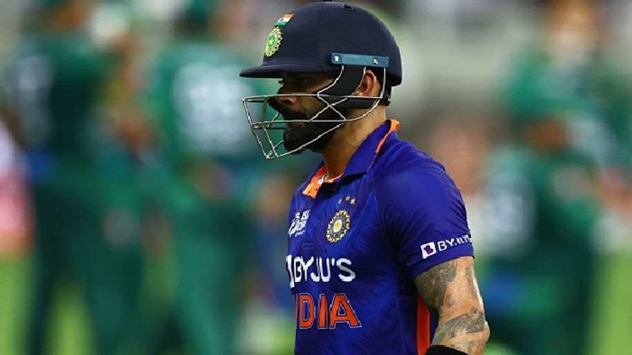 চেনা ছন্দে ফিরলেন না বিরাট, পাকিস্তানের বিরুদ্ধে অল্প রানেই ব্যাক টু প্যাভিলিয়ন