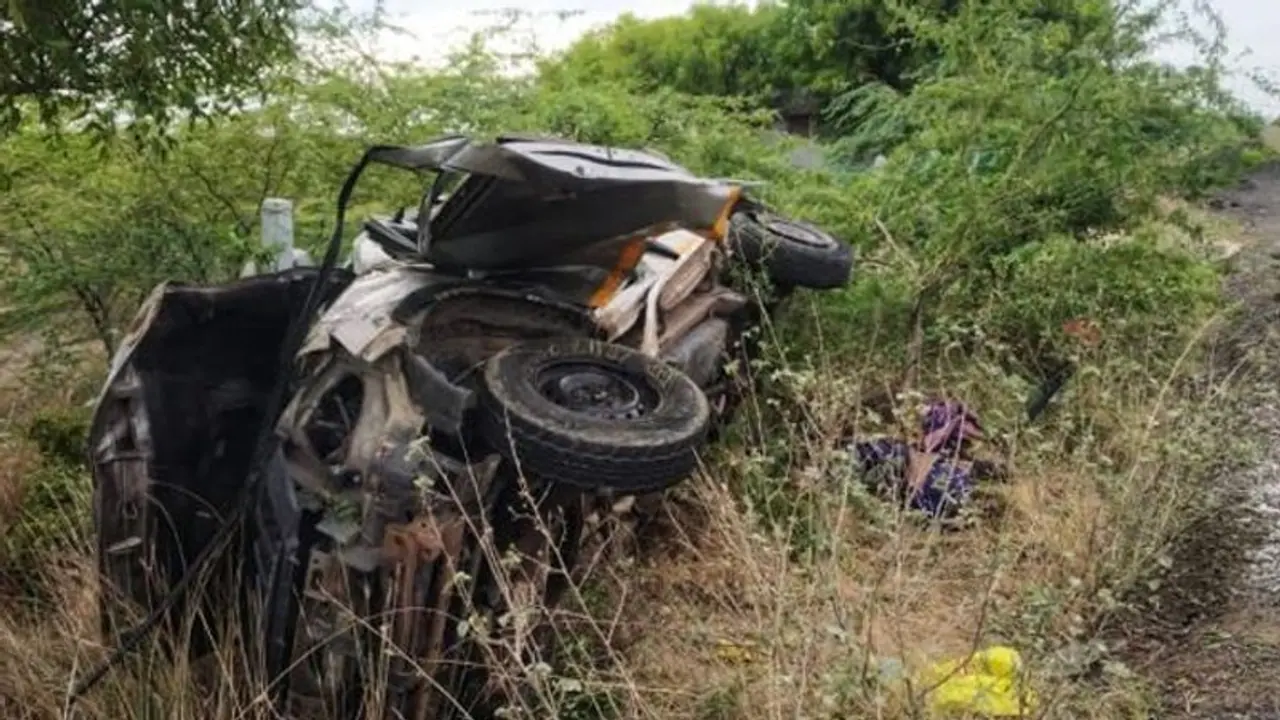 சினிமா பாணியில் ரன்னிங்போதெ பயங்கர சத்தத்துடன் வெடித்த கார் டயர்! 3 பேர் ரத்த வெள்ளத்தில் பலி! 8 பேர் படுகாயம் சினிமா பாணியில் ரன்னிங்போதெ பயங்கர சத்தத்துடன் வெடித்த கார் டயர்! 3 பேர் ரத்த வெள்ளத்தில் பலி! 8 பேர் படுகாயம்