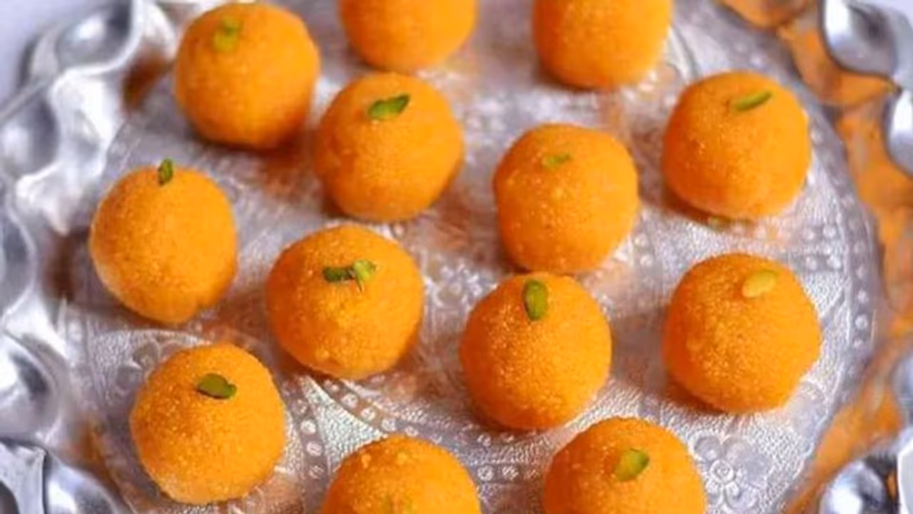 बेसन के लड्डू बनाते समय रखें इन बातों का ध्यान, ना मुंह में चिपके का आटा, ना चीनी होगी कम बेसन के लड्डू बनाते समय रखें इन बातों का ध्यान, ना मुंह में चिपके का आटा, ना चीनी होगी कम