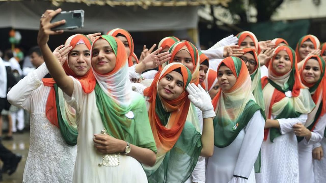 हिजाब कंट्रोवर्सी: कर्नाटक HC के फैसले के खिलाफ सुप्रीम कोर्ट में सुनवाई,सरकार को नोटिस,अगली तारीख 5 सितंबर