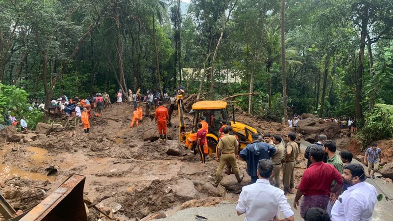 நள்ளிரவில் திடீரென பெய்த கனமழை... மண்ணில் புதைந்த வீடு.. ஒரே குடும்பத்தை சேர்ந்த 5 பேர் பலி...