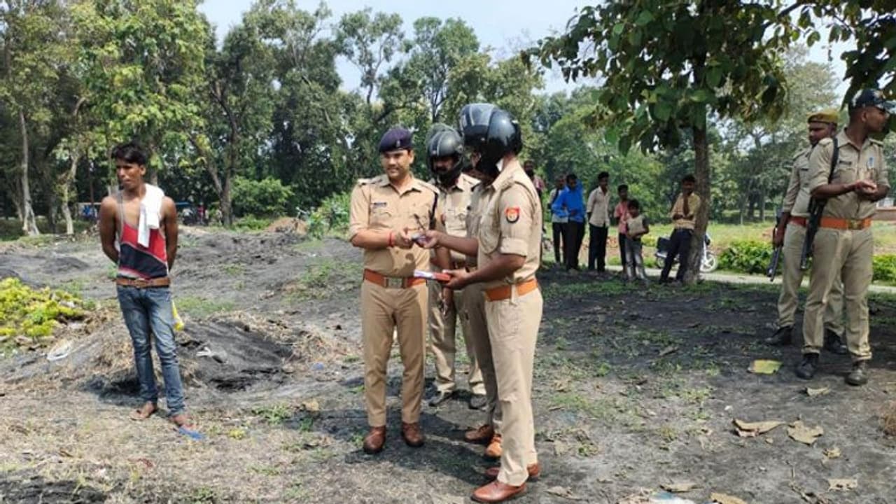 बहराइच: नवजात को नोच रहे थे कुत्ते और तालाब में उतराता मिला 2 साल की मासूम का शव, नहीं हो सकी शिनाख्त बहराइच: नवजात को नोच रहे थे कुत्ते और तालाब में उतराता मिला 2 साल की मासूम का शव, नहीं हो सकी शिनाख्त