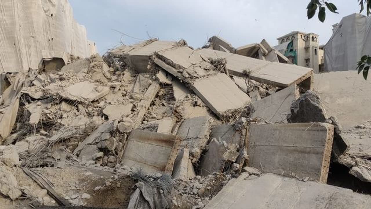 নয়ডা টুইন টাওয়ারের ধ্বংসলীলা ১০০ মিটার দূর থেকে দেখেছিলেন ৭ জন, শুরু হয়েছে মেগা সাফাই অভিযান নয়ডা টুইন টাওয়ারের ধ্বংসলীলা ১০০ মিটার দূর থেকে দেখেছিলেন ৭ জন, শুরু হয়েছে মেগা সাফাই অভিযান