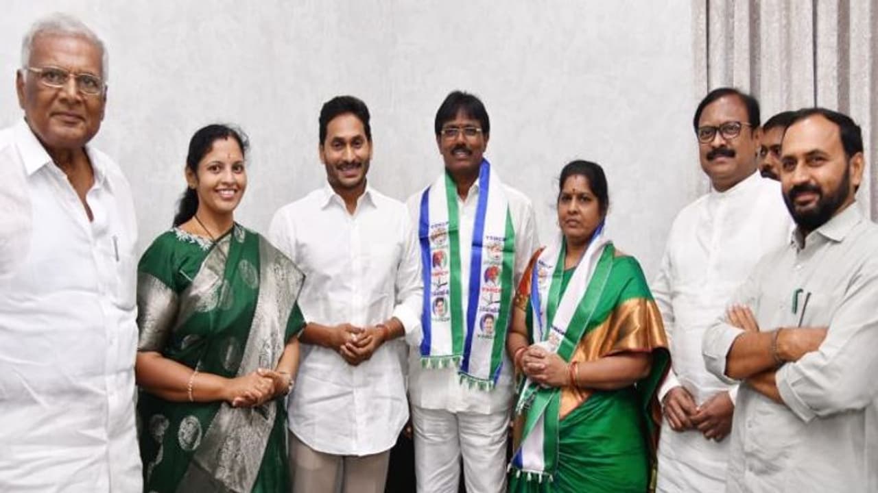 లోకేష్ ఇలాకాలో టిడిపికి బిగ్ షాక్... జగన్ సమక్షంలో వైసిపిలోకి గంజి చిరంజీవి లోకేష్ ఇలాకాలో టిడిపికి బిగ్ షాక్... జగన్ సమక్షంలో వైసిపిలోకి గంజి చిరంజీవి