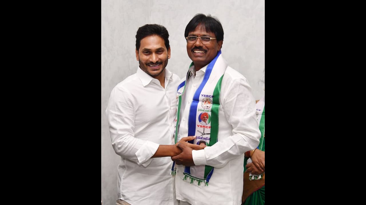 మూణ్ణాళ్ల ముచ్చటేనా : గంజి చిరంజీవికి జగన్ షాక్, మంగళగిరి వైసీపీ అభ్యర్ధిగా కాండ్రు కమల..? మూణ్ణాళ్ల ముచ్చటేనా : గంజి చిరంజీవికి జగన్ షాక్, మంగళగిరి వైసీపీ అభ్యర్ధిగా కాండ్రు కమల..?