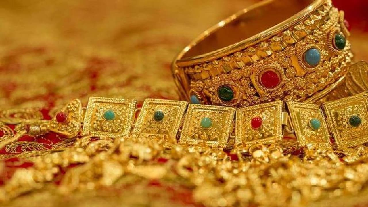 1.9 കിലോഗ്രാം സ്വർണ്ണം സ്വന്തം വീട്ടിൽ നിന്ന് അടിച്ചെടുത്ത് കാമുകന് നൽകി 17 കാരി; 15 ാം വയസ് മുതൽ ഡേറ്റിങ്ങ് 1.9 കിലോഗ്രാം സ്വർണ്ണം സ്വന്തം വീട്ടിൽ നിന്ന് അടിച്ചെടുത്ത് കാമുകന് നൽകി 17 കാരി; 15 ാം വയസ് മുതൽ ഡേറ്റിങ്ങ്