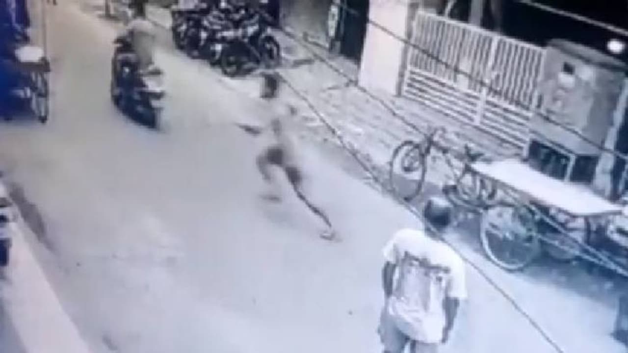 അമ്മയെ ശല്യം ചെയ്തു, കയ്യിൽ കയറി പിടിച്ചു; 45 കാരനെ കല്ലുകൊണ്ട് തലക്കടിച്ചു കൊന്ന് 23 കാരൻ