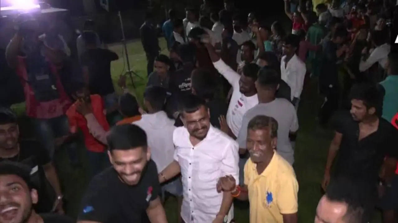 India vs Pakistan: दुबई में फतह मिलते ही मुंबई में मना जश्न, जानें पूरब से पश्चिम दक्षिण तक कैसे मनाई खुशियां India vs Pakistan: दुबई में फतह मिलते ही मुंबई में मना जश्न, जानें पूरब से पश्चिम दक्षिण तक कैसे मनाई खुशियां